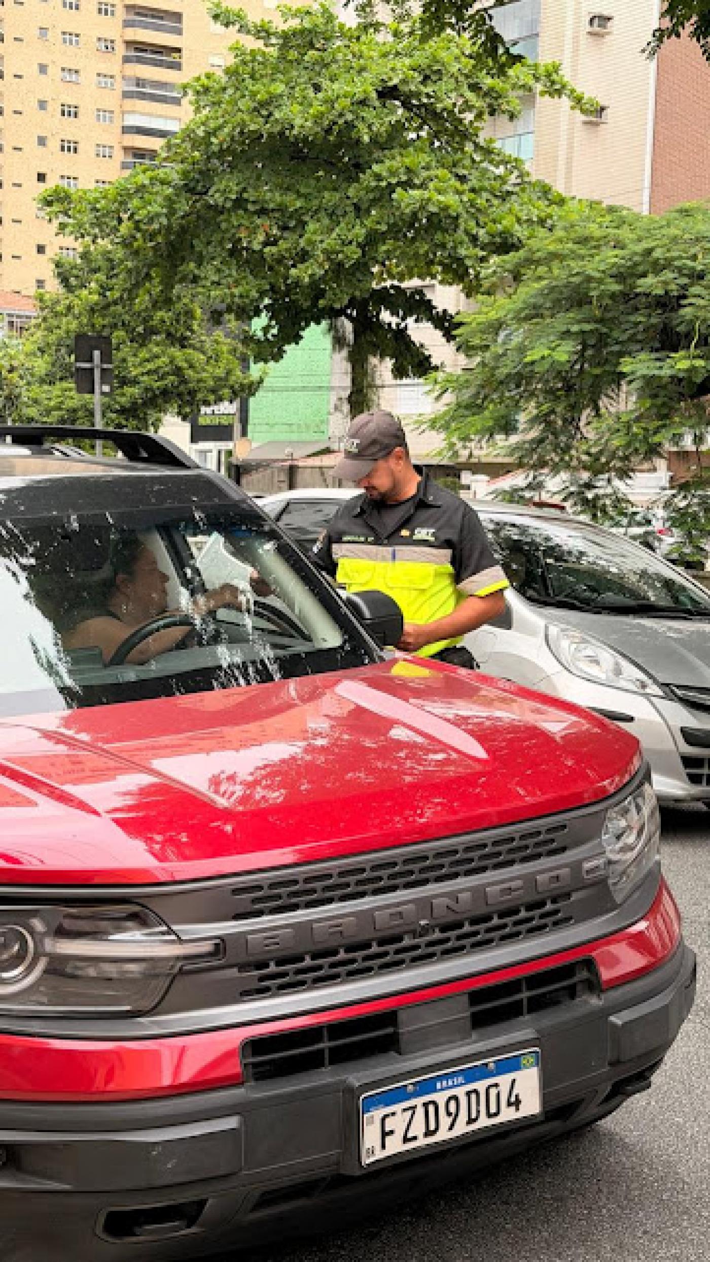 agente de trânsito orientando motorista #paratodosverem