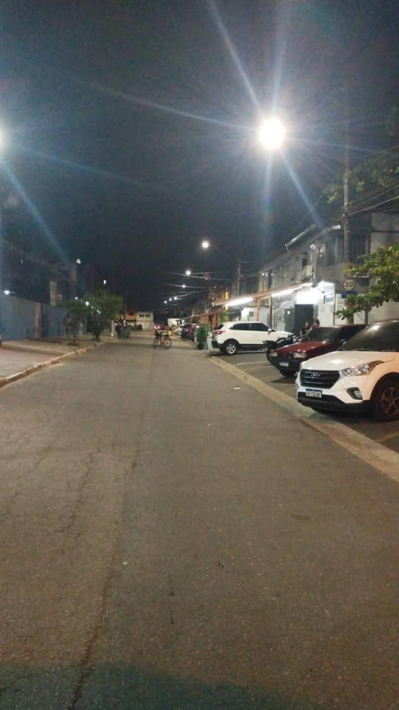 rua iluminada à noite. #paratodosverem 