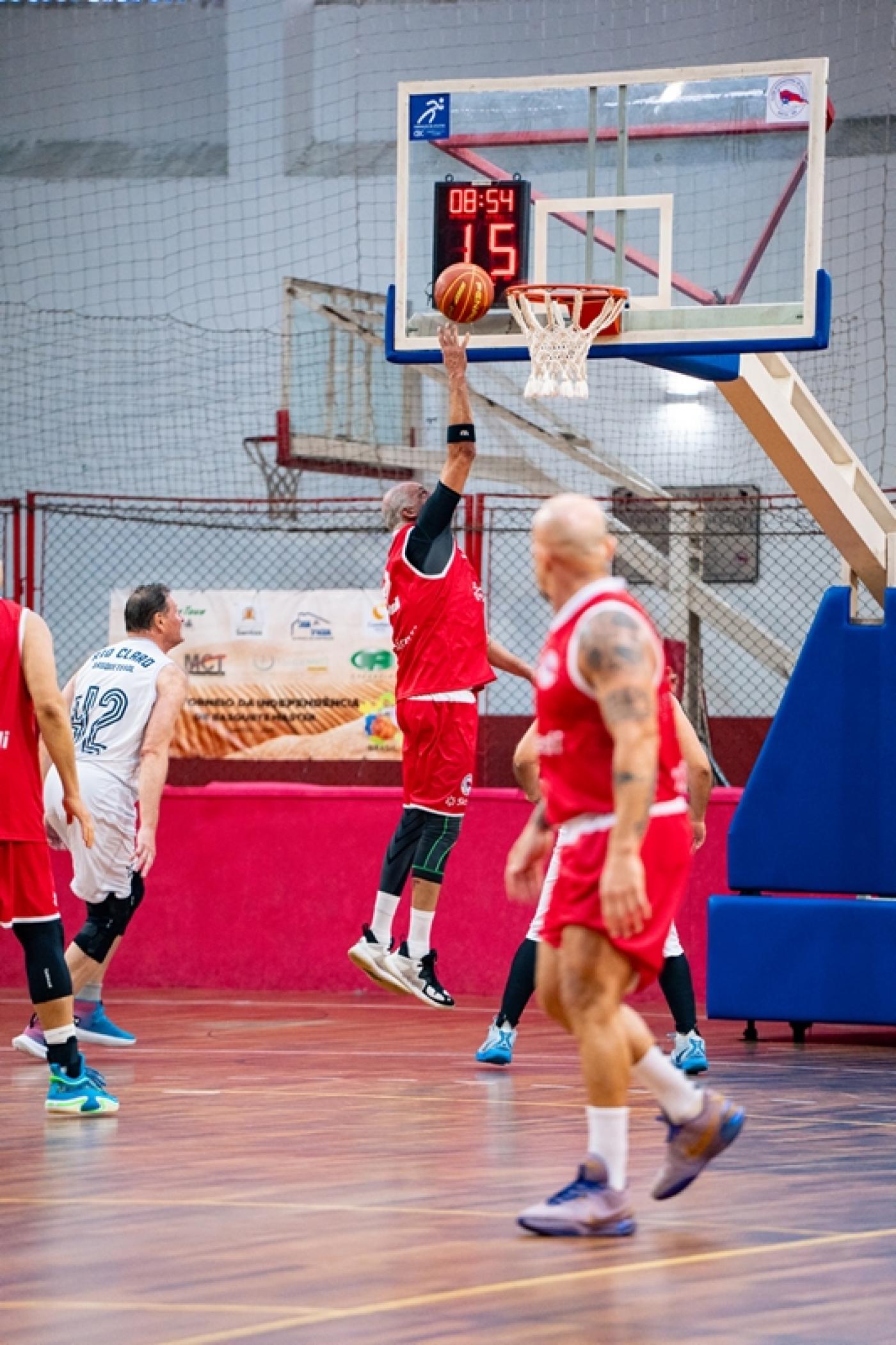 atletas jogando basquete #paratodosverem 