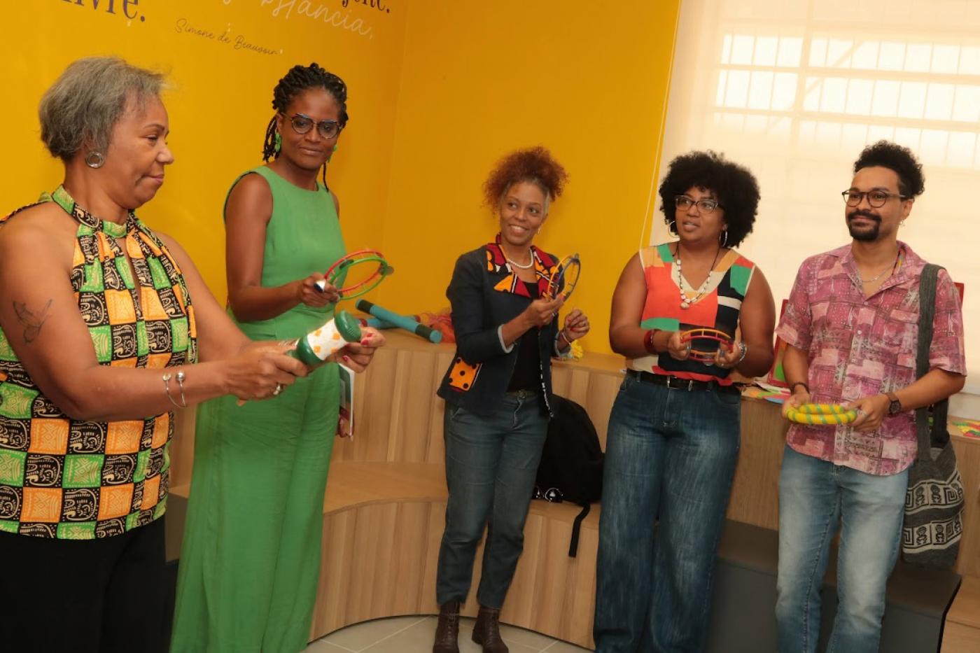Djamila na visita com outras pessoas #paratodosverem