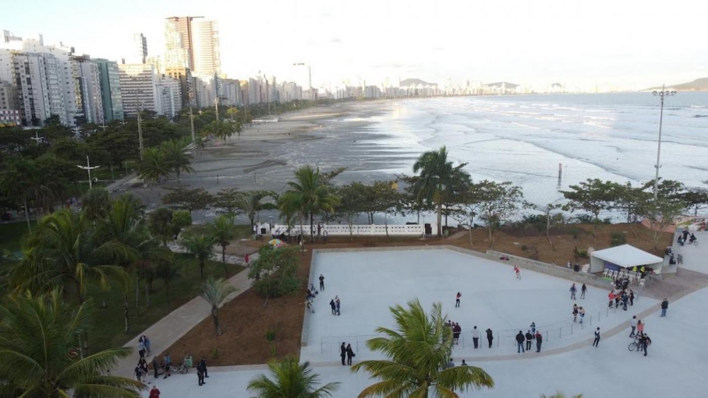 imagem área mostra pista de patinação, árvores e praia ao fundo #paratodosverem