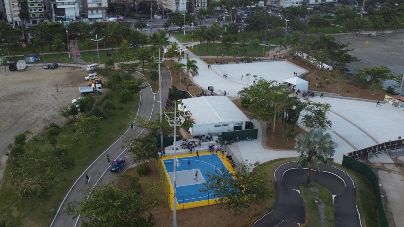 imagem aérea aparecendo pista de patinaçao e quadra de basquete #paratodosverem