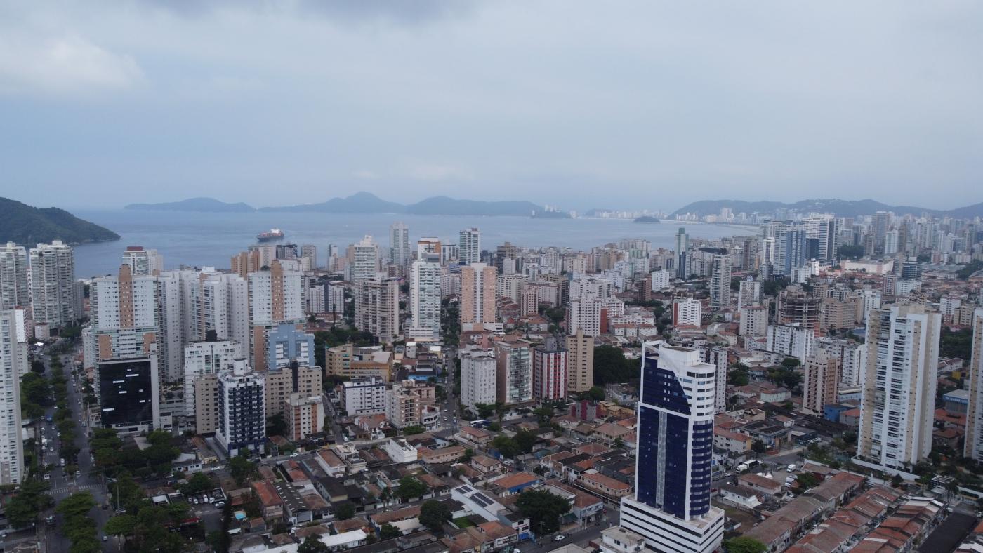 vista geral e panorâmica da cidade com o mar ao fundo. #paratodosverem