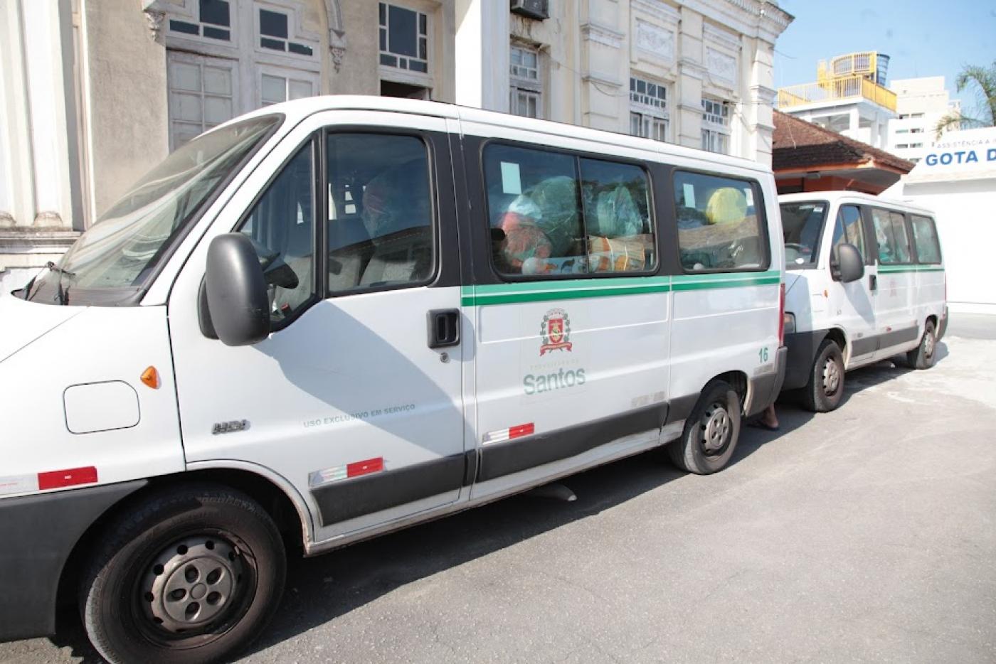 duas vans paradas em frente ao fundo social. #paratodosverem