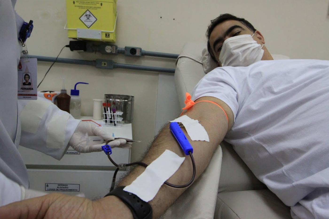 homem doando sangue #paratodosverem