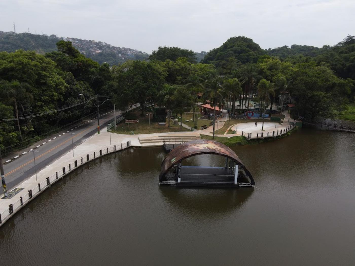 imagem aérea da lagoa aparecendo palco flutuante e área verde #paratodosverem