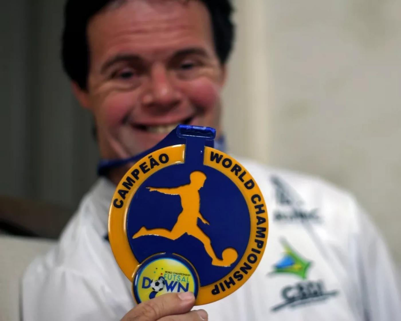 Fabiano Guasti segura medalha na frente do corpo. #paratodosverem