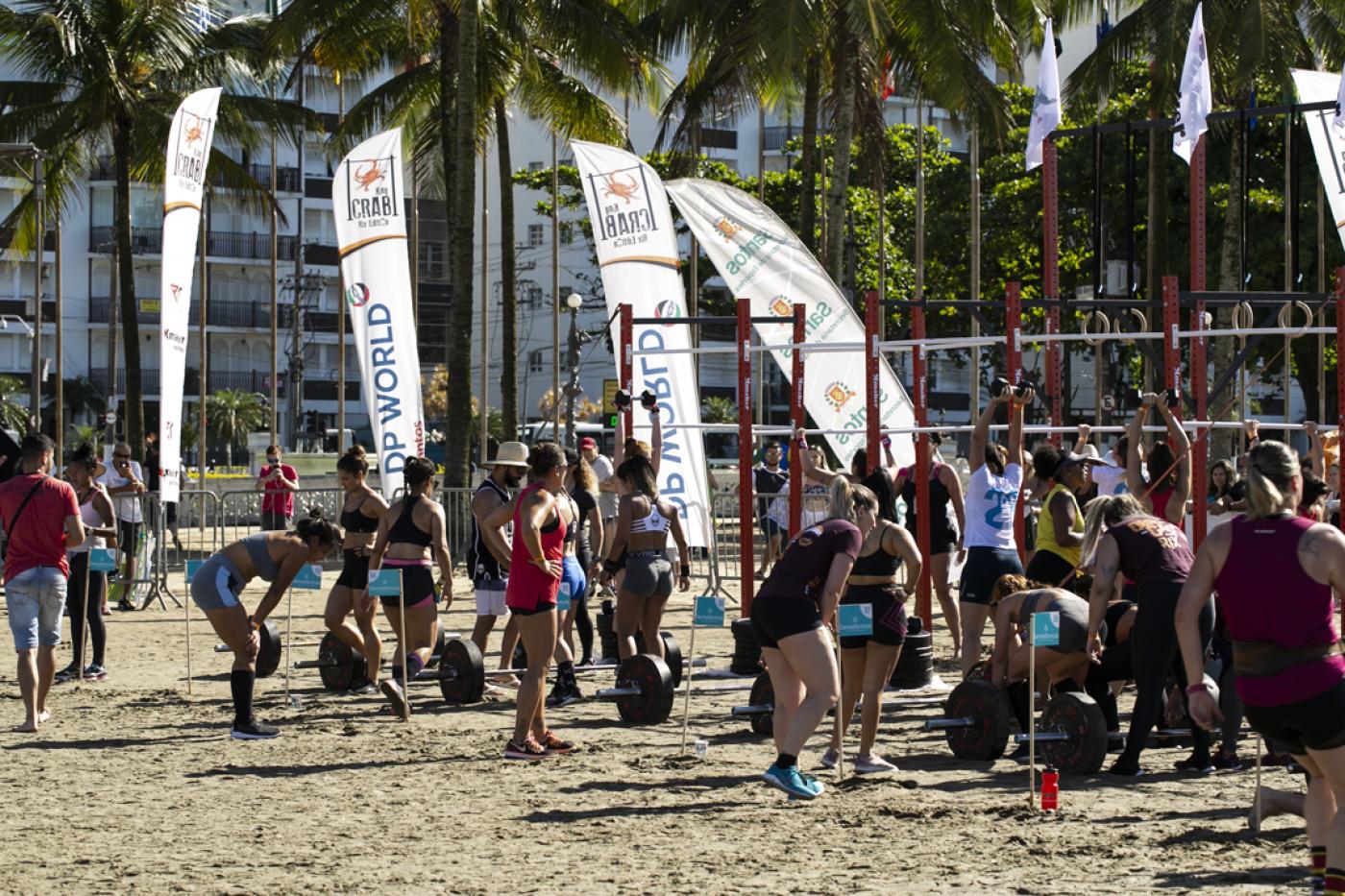 Pessoas praticando atividades na areia da praia #paratodosverem