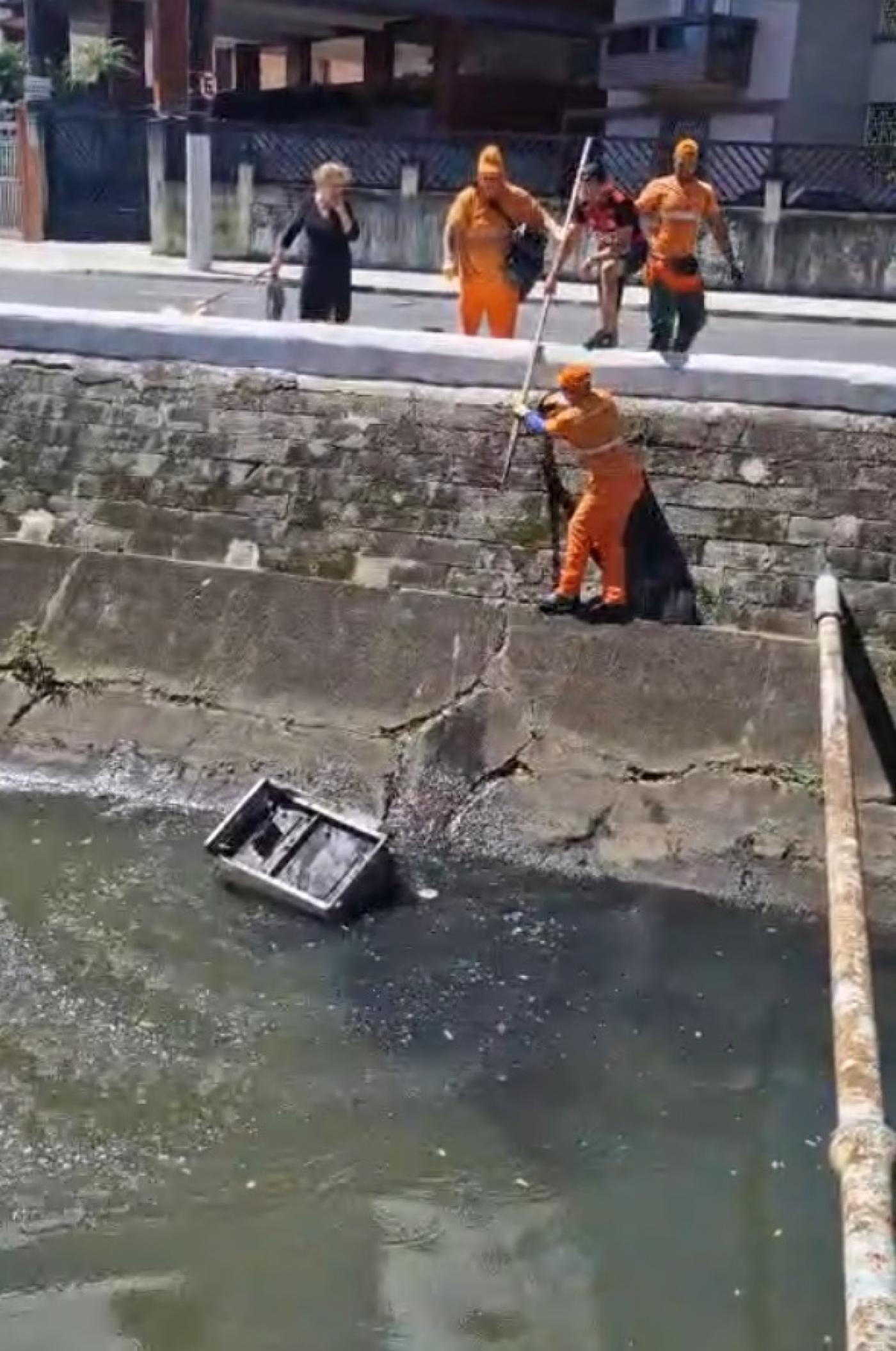 operários retiram fogão do canal #paratodosverem 