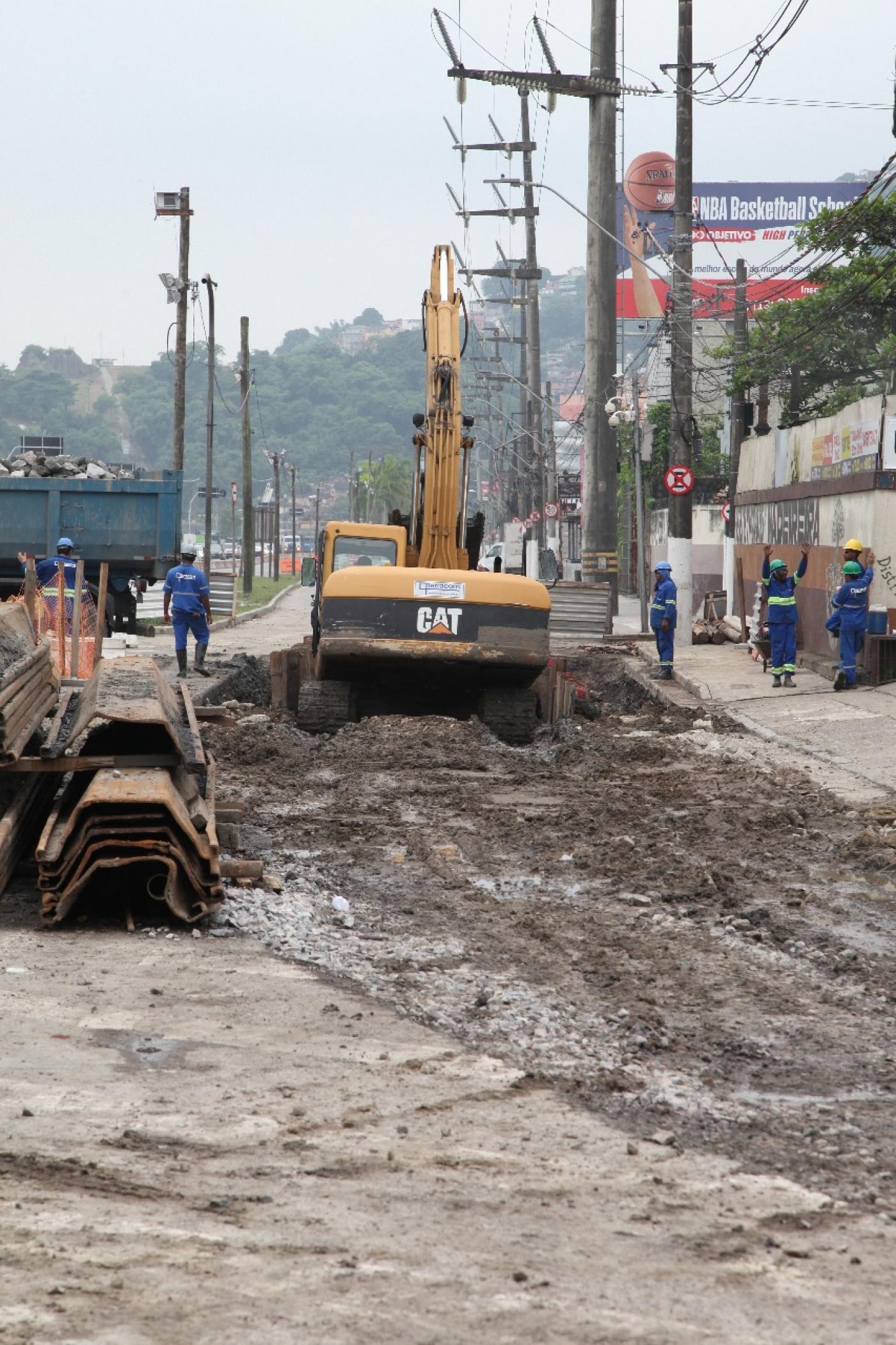 Trator em operação em via com terra exposta. #Pracegover