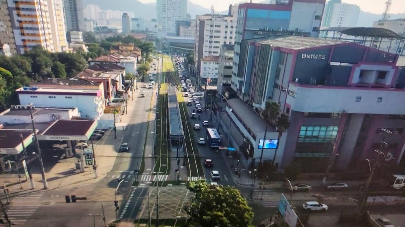 vista aérea e geral de trecho da avenida francisco glicério com a avenida Conselheiro Nébias. #paratodosverem 