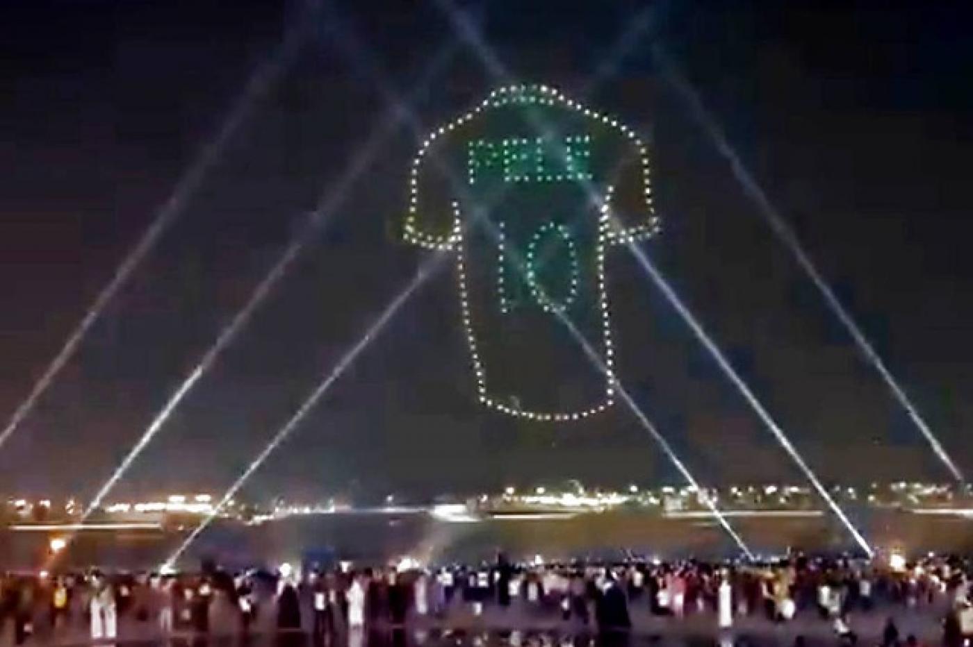 drones iluminam o céu com um desenho de camisa 10 e o nome pelé. #paratodosverem