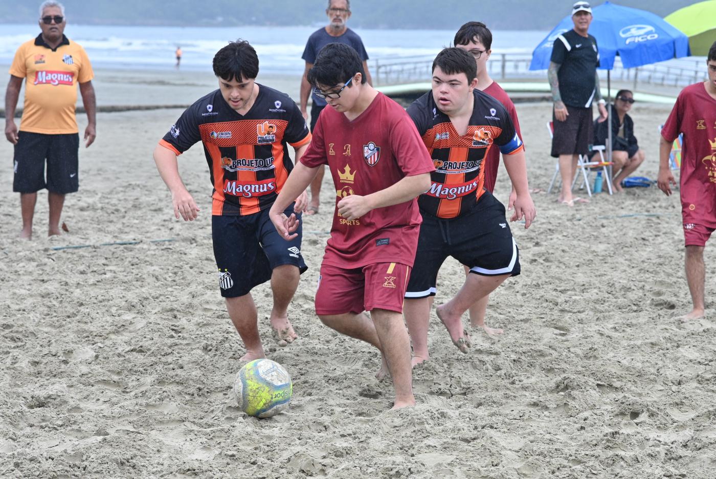 foto mostra momento da partida de futebol de areia #paratodosverem