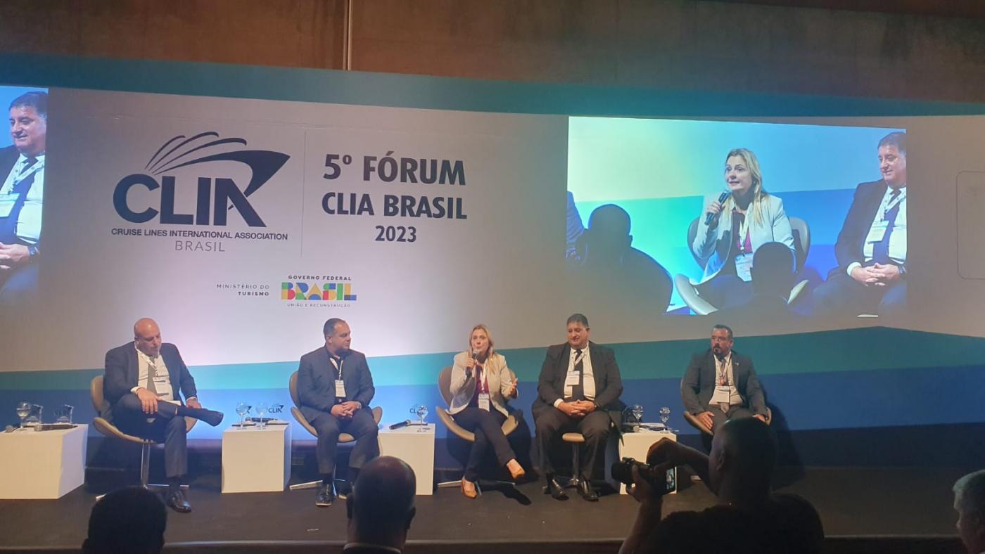 cinco pessoas reunidas em um palco fazendo palestra. #paratodosverem