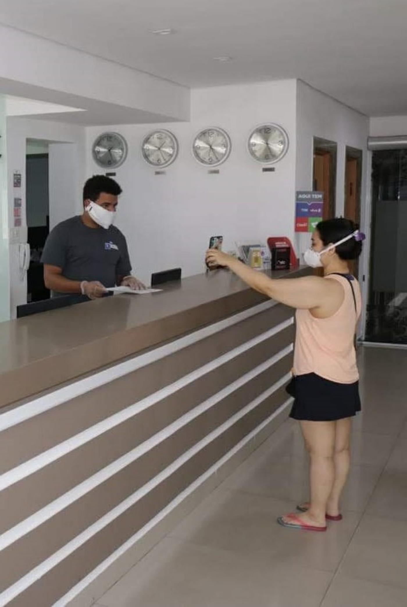 recepcionista atende mulher #paratodosverem 