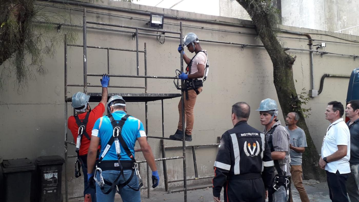 funcionários treinam em andaime #paratodosverem 