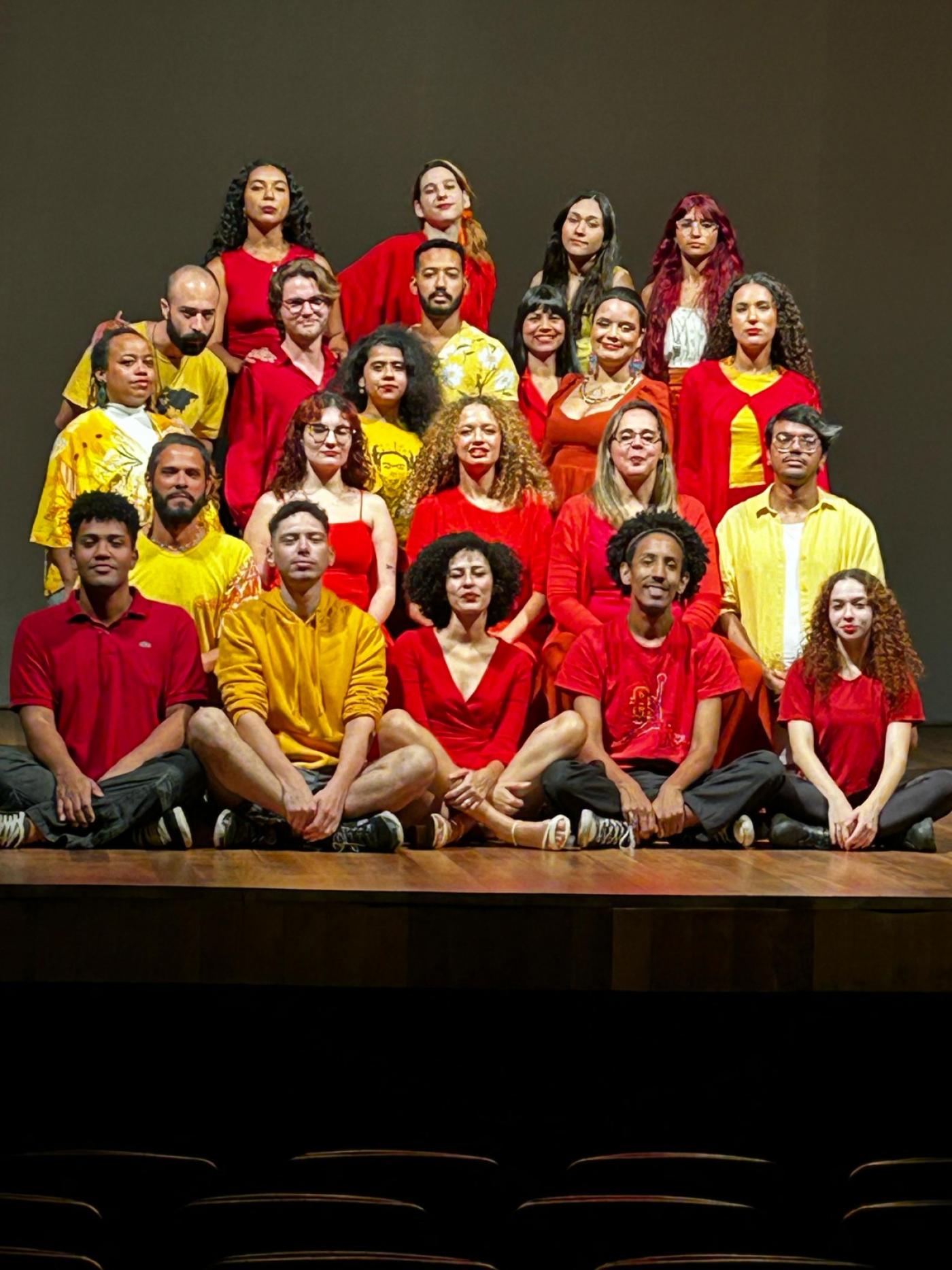 Elenco da Escola de Artes Cênicas Wilson Geraldo. #Paratodosverem