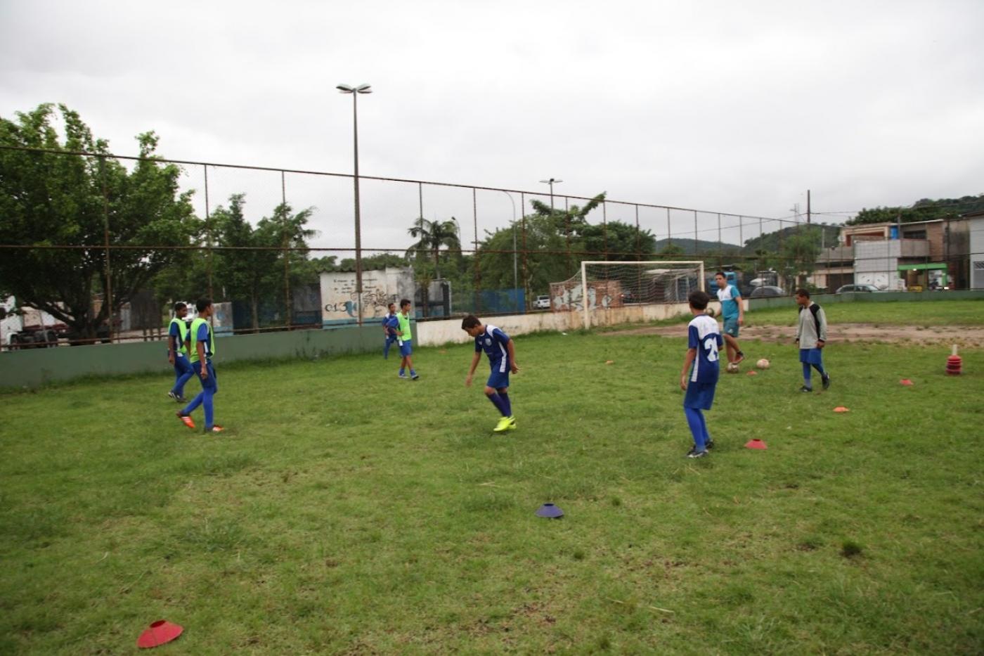 meninos jogando futebol #paratodosverem