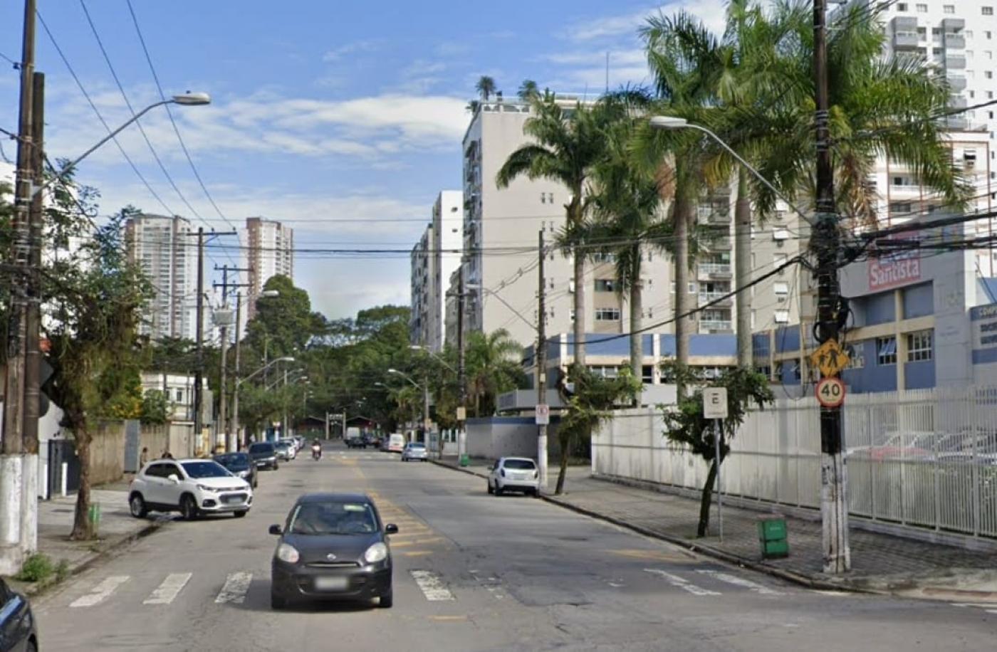 avenida com mão dupla e uma escola ao lado direito. #paratodosverem