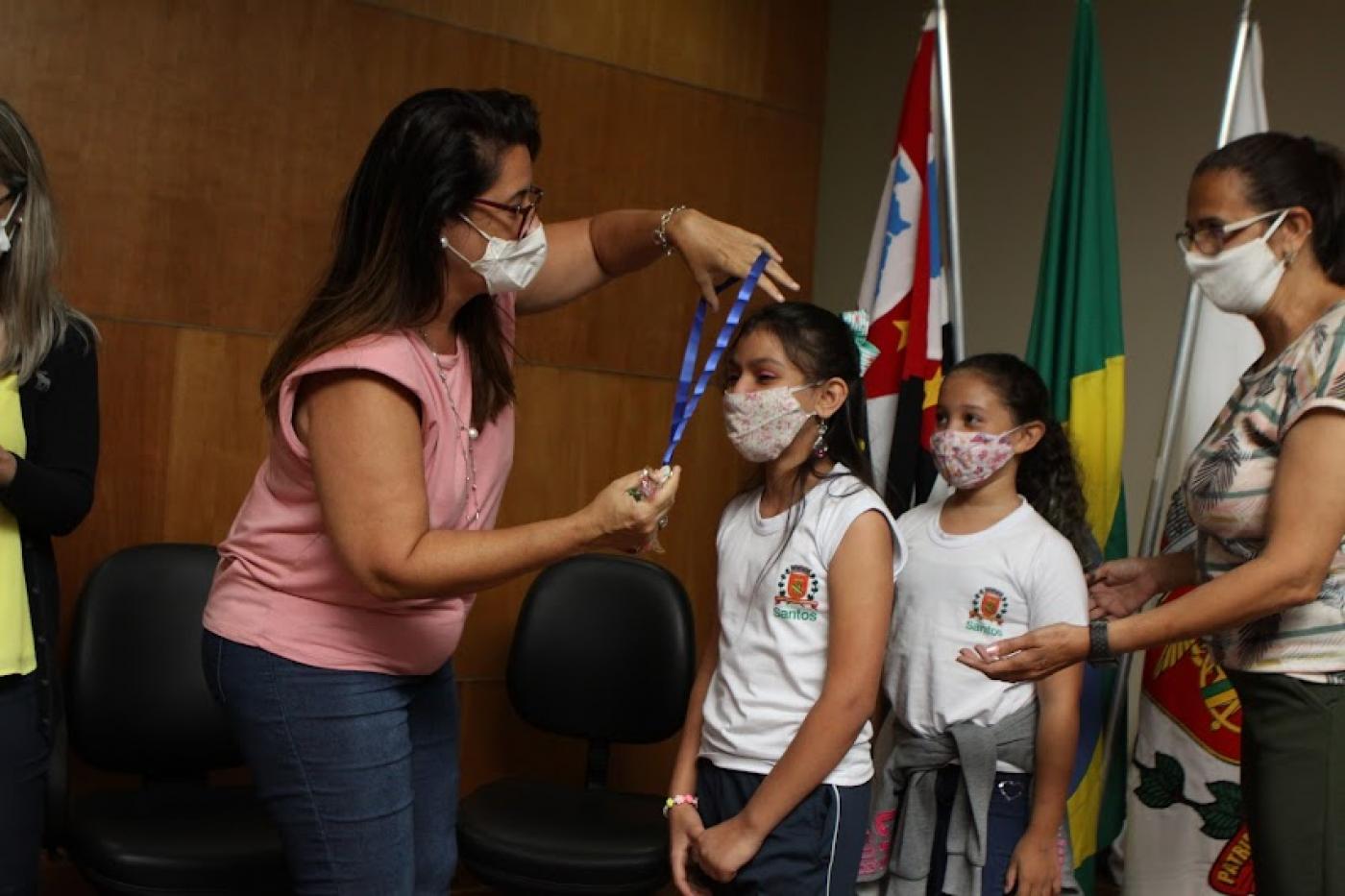 Aluna recebe medalha de mulher #paratodosverem