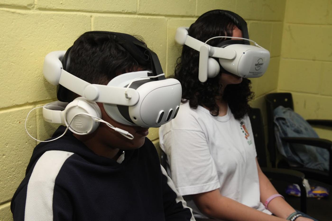 estudantes com óculos 3D #paratodosverem