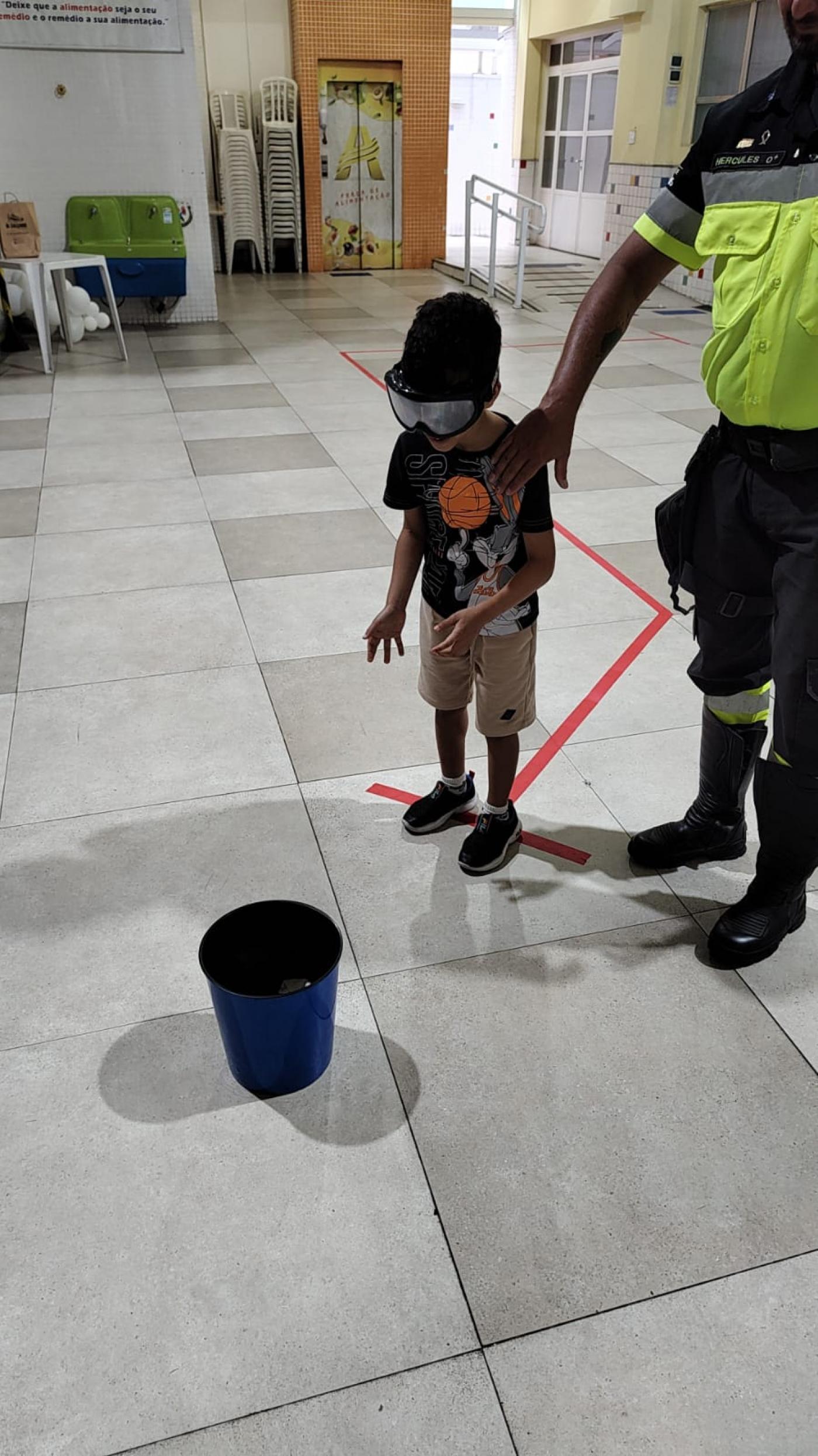 agente ajuda menina a andar com óculos tapando a visão #paratodosverem 