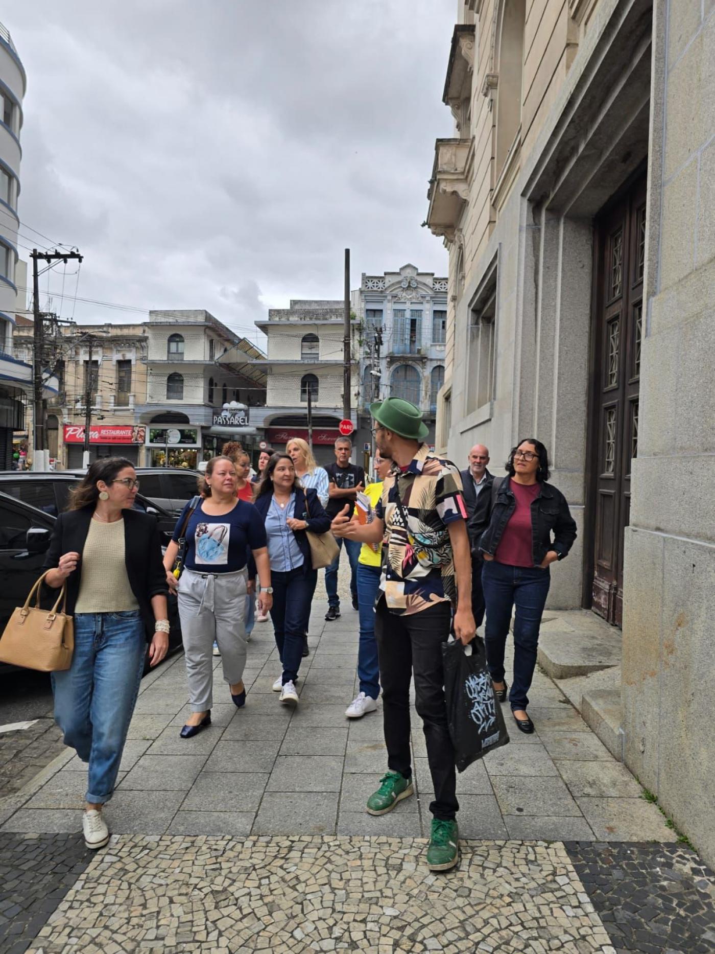 educadores com o artista preo #paratodosverem 