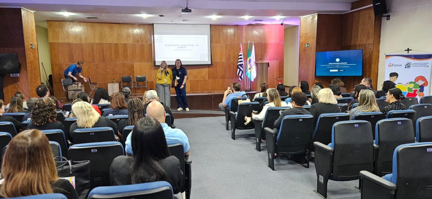 pessoas reunidas em uma sala #paratodosverem