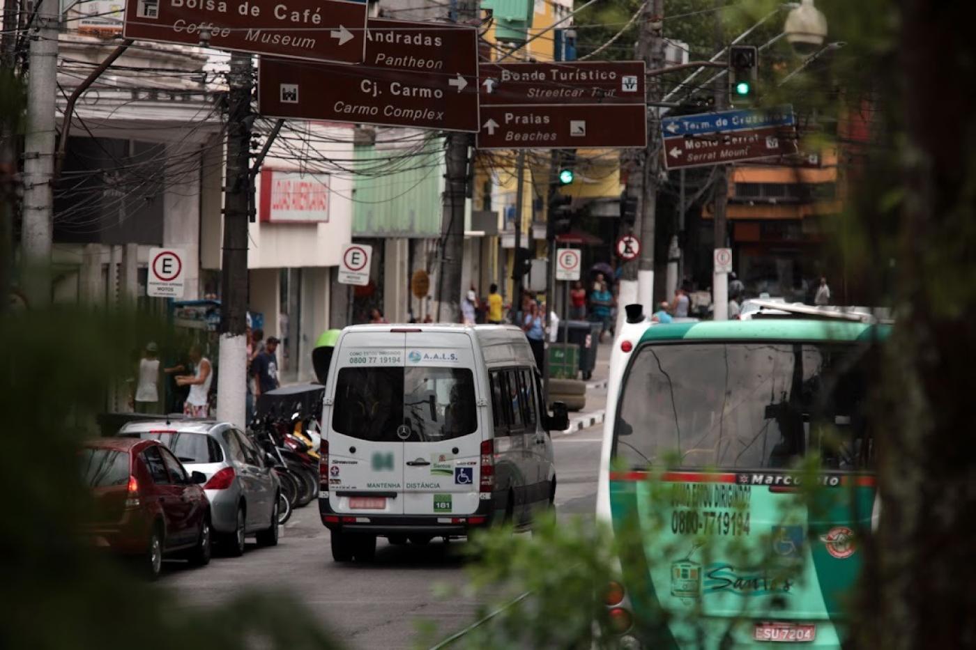 ônibus e van transitando em rua. #paratodosverem