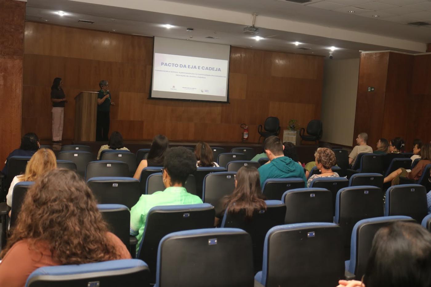 pessoas assistindo a reunião #paratodosverem 