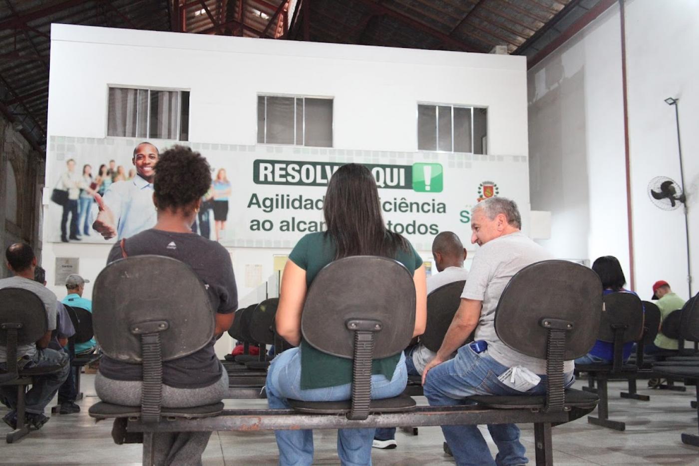 pessoas aguardando atendimento no centro público #paratodosverem 