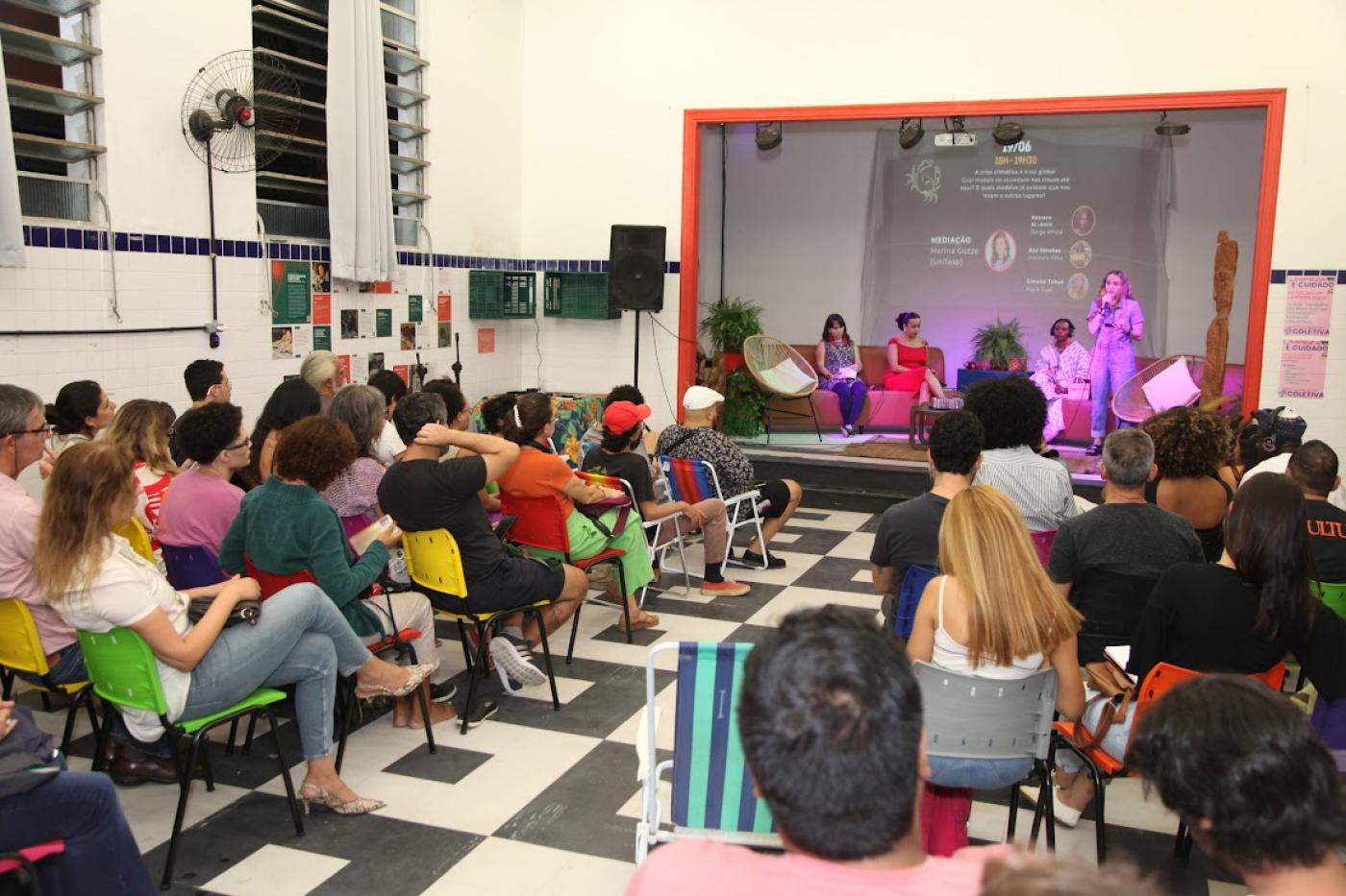 pessoas acompanhando palestra no auditório #paratodosverem 