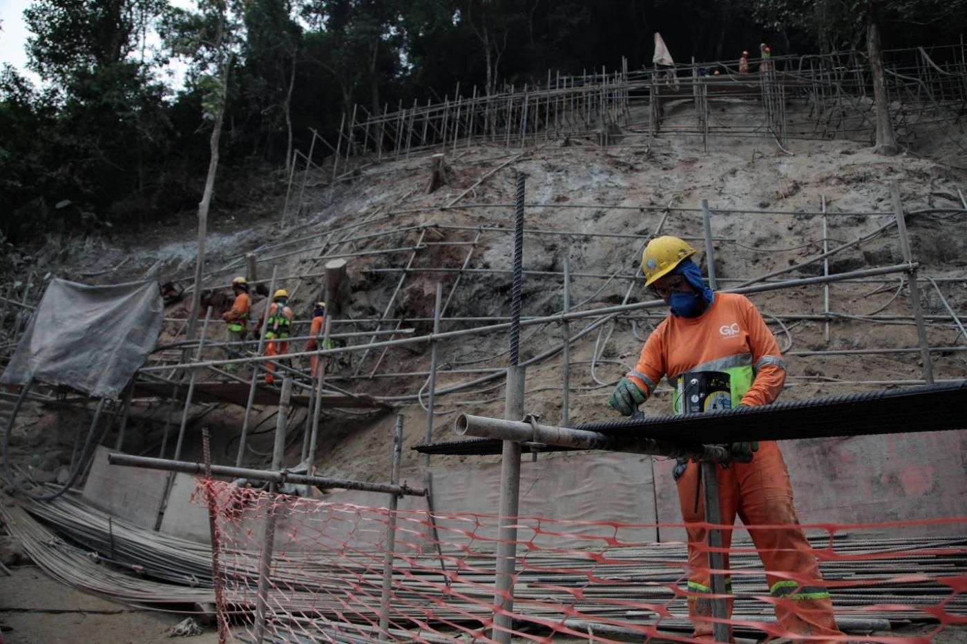 homens trabalham em obra de encosta de morro. #paratodosverem 