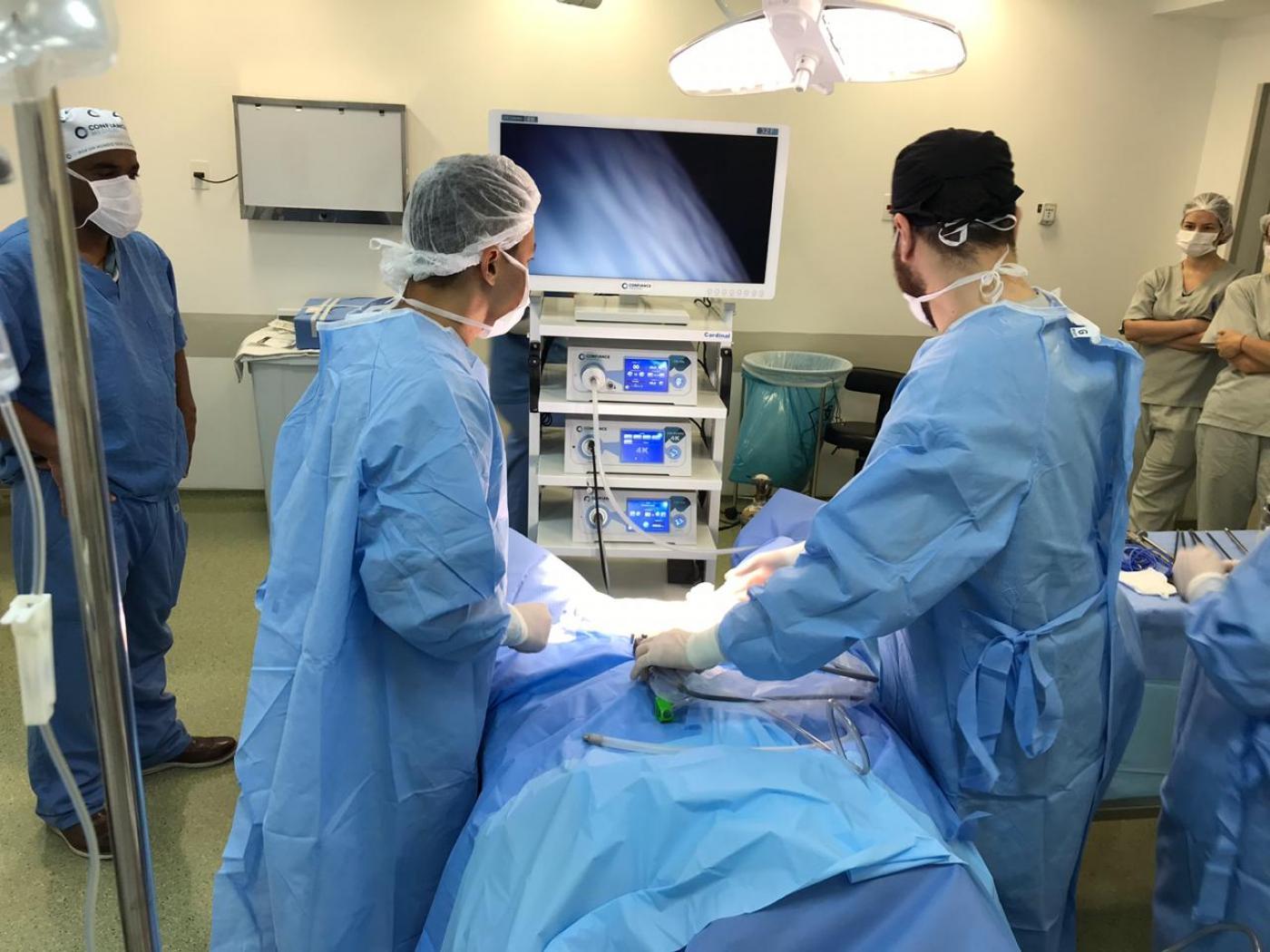 médicos fazendo cirurgia de endometriose #paratodosverem 