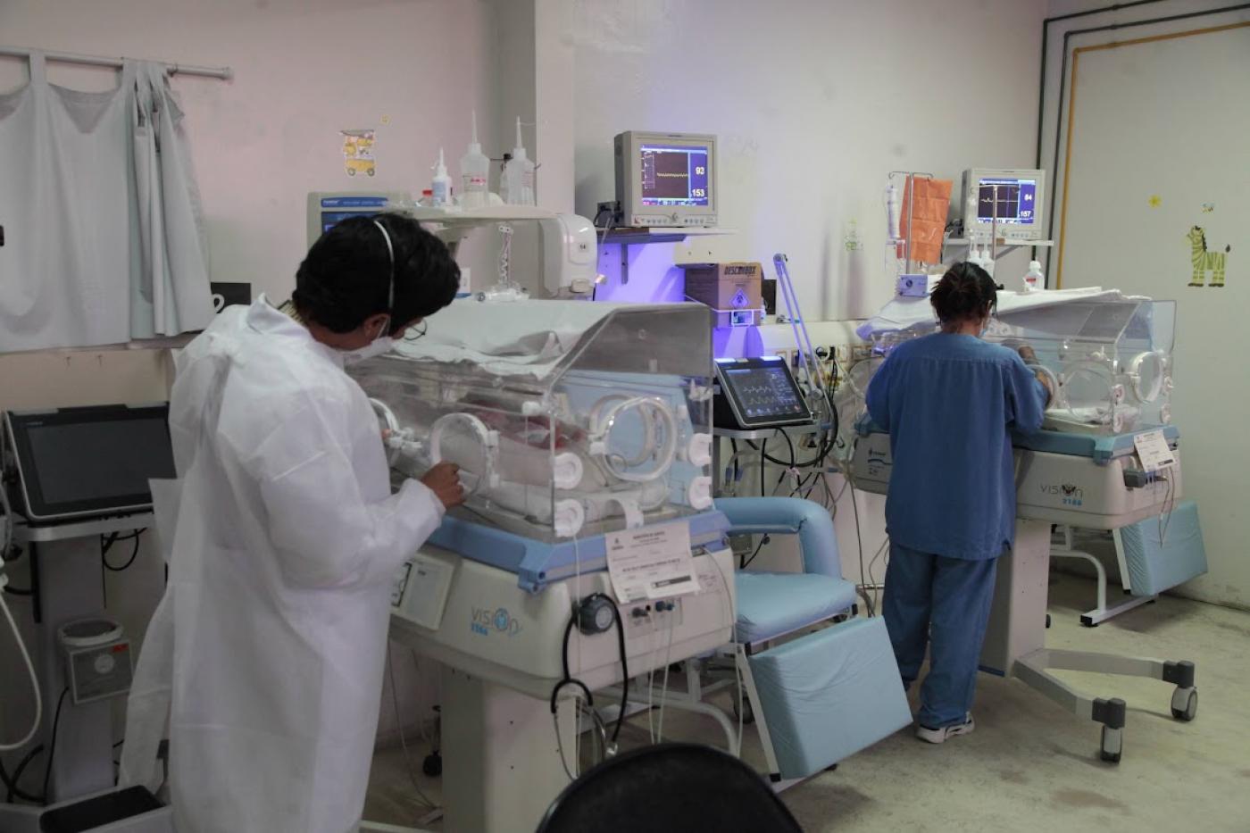 duas enfermeiras atuando em maternidade #paratodosverem