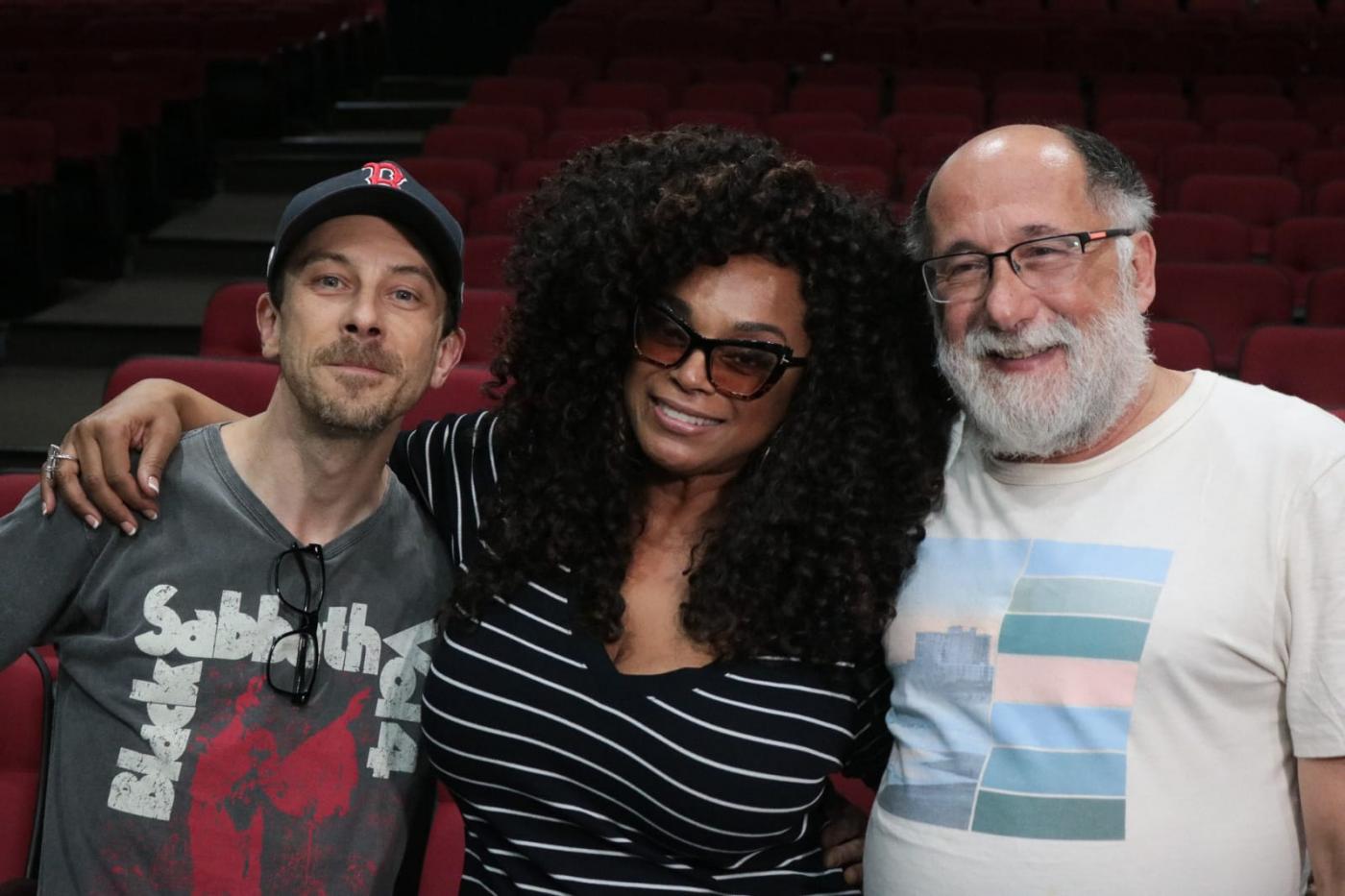 Beto Lee, Paula Lima e Luís Gustavo Petri posam para foto. #paratodosverem 