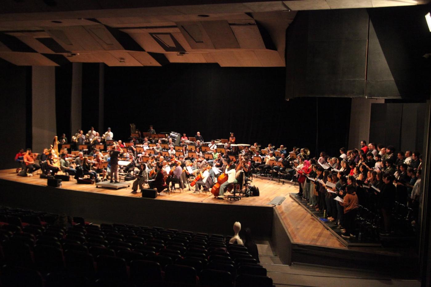 músicos e coralistas em palco. #paratodosverem