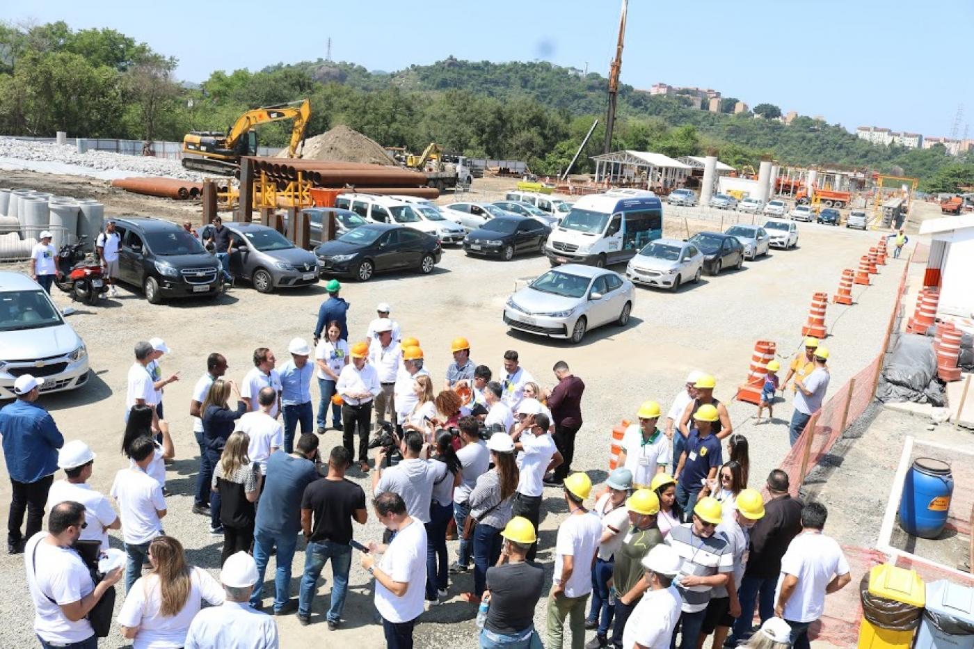 Representantes da Caixa e da Prefeitura se reúnem em canteiro. #pracegover