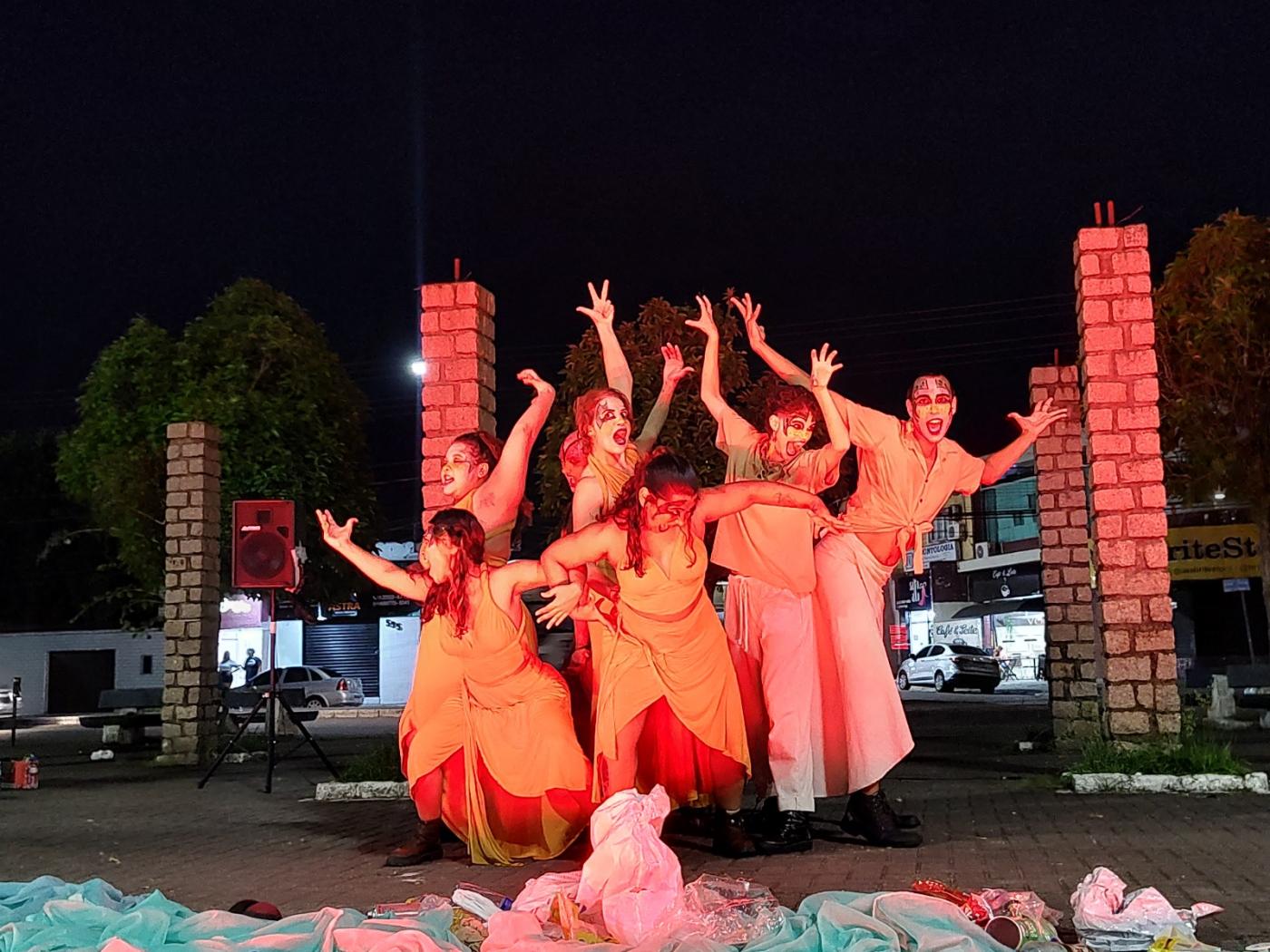 atores em cena em local aberto #paratodosverem