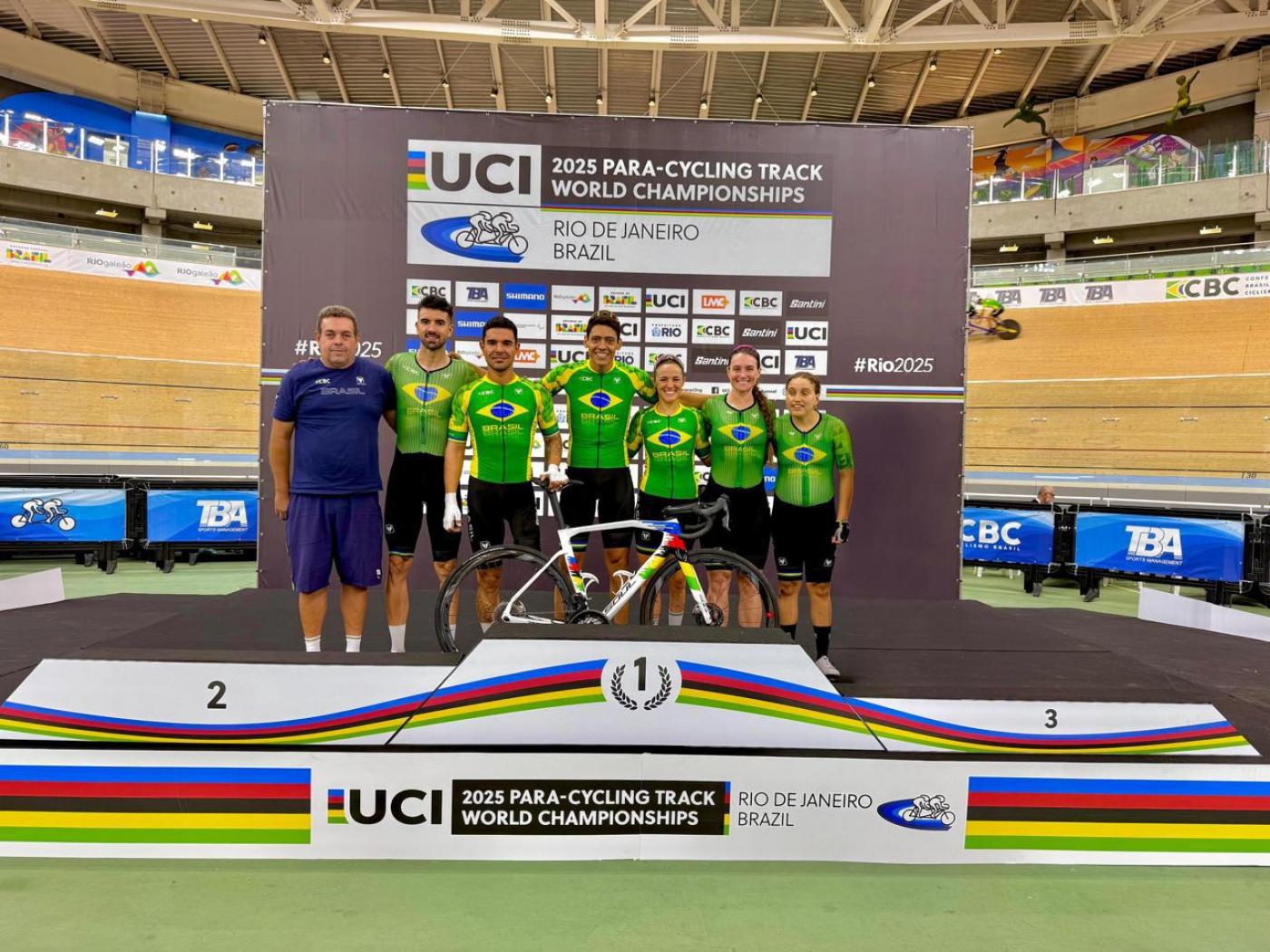 Equipe de ciclismo de Santos perfilada na foto. #paratodosverem