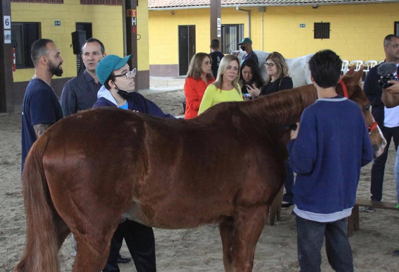 crianças com cavalo #paratodosverem