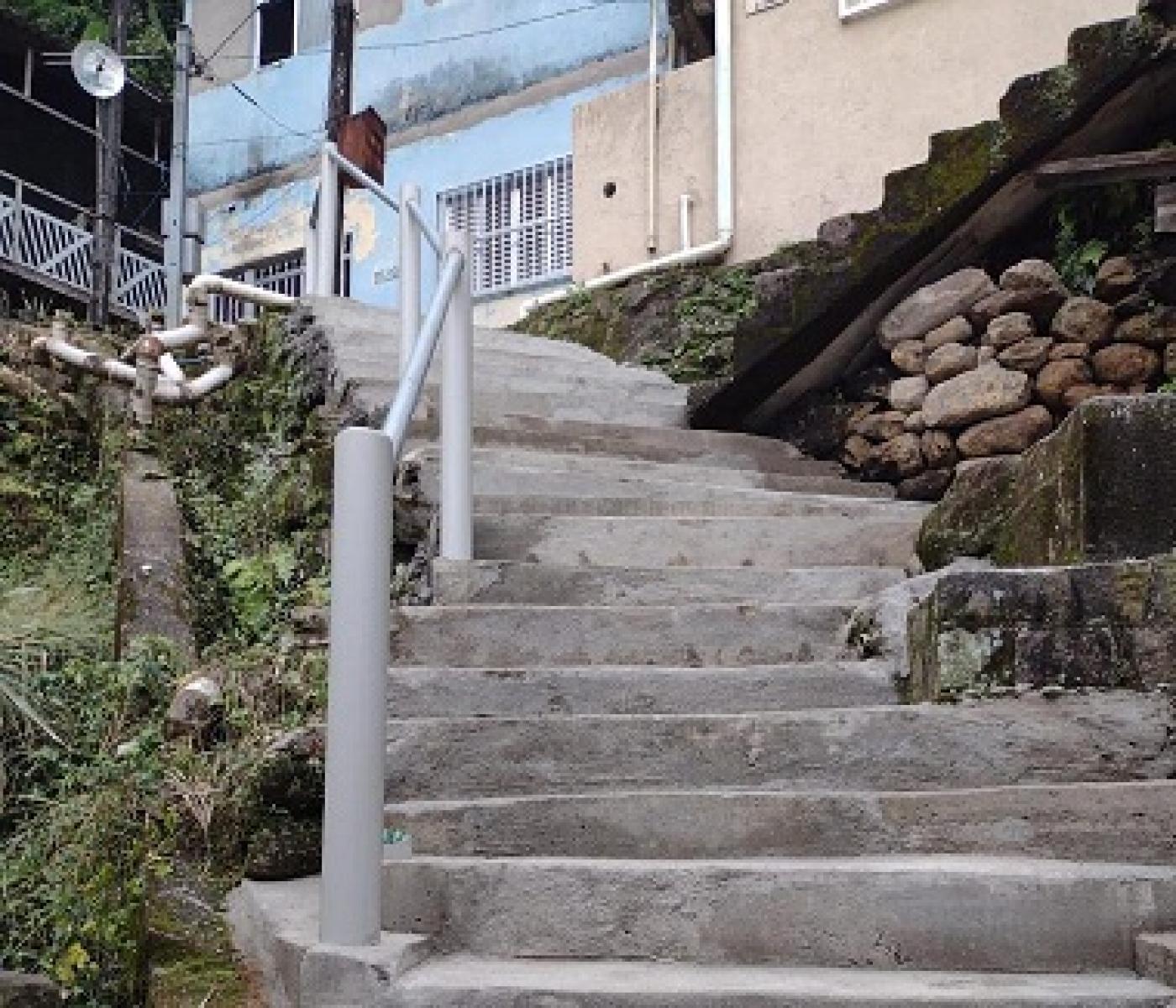 trecho de escadaria recuperado, já com corrimão à esquerda. #paratodosverem