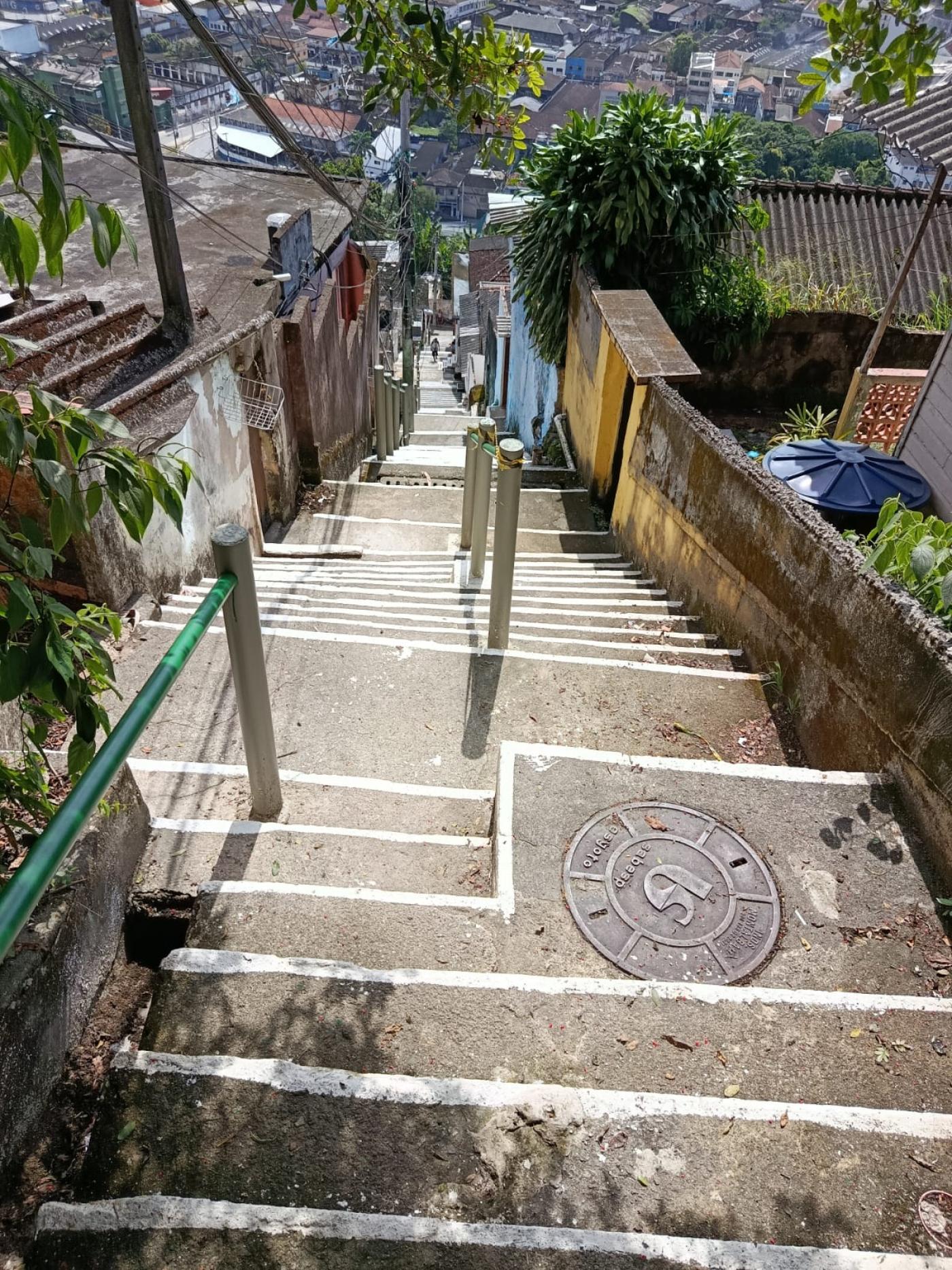 escadaria pronta em morro #paratodosverem 
