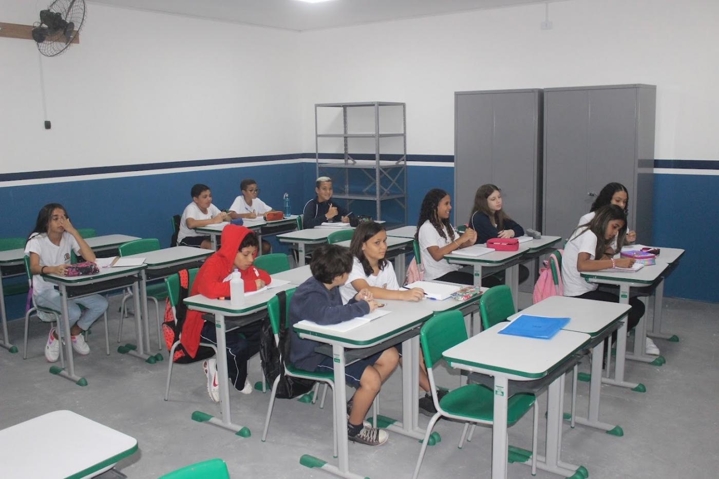 alunos estão sentados em sala de aula. #paratodosverem 