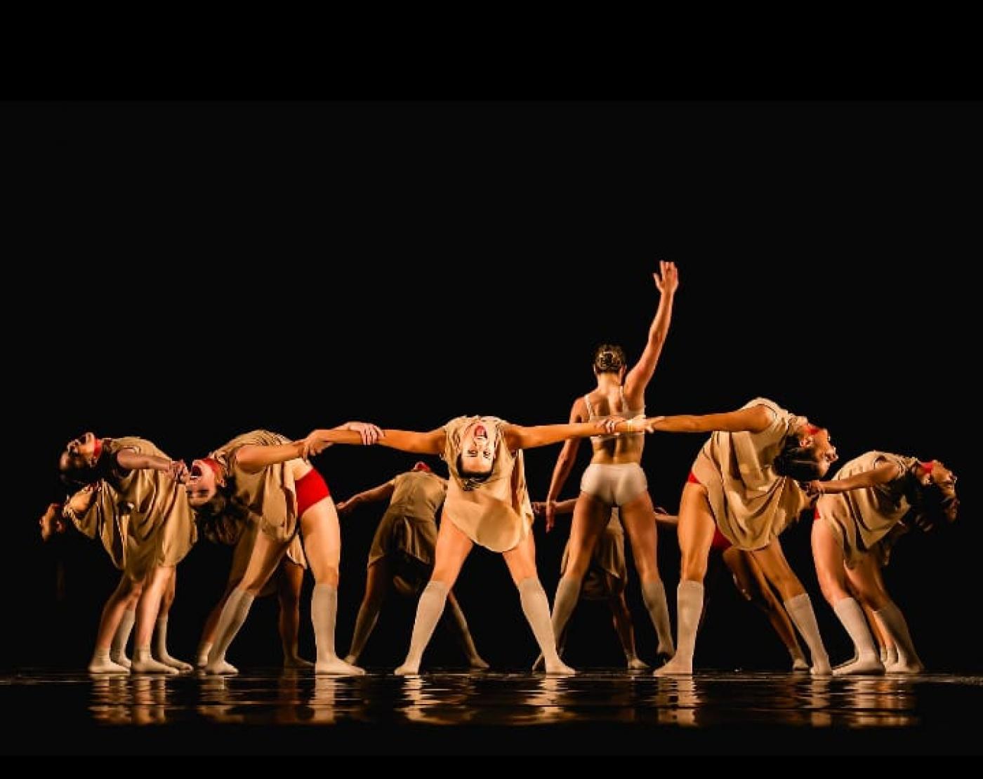 Bailarinas de mãos dadas em roda com bailarina ao centro. #paratodosverem