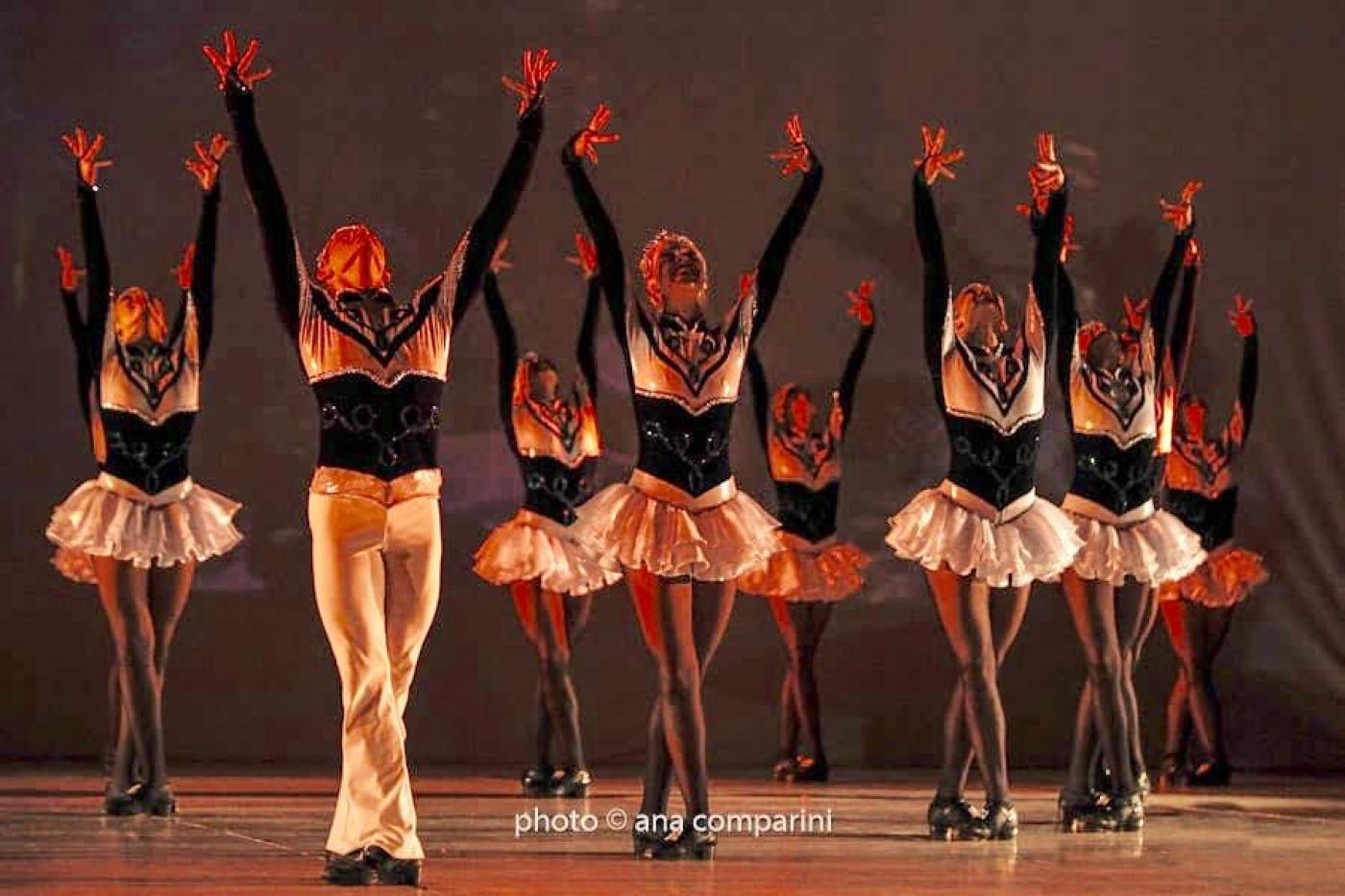 bailarinas levantam as mãos em apresentação #pracegover 