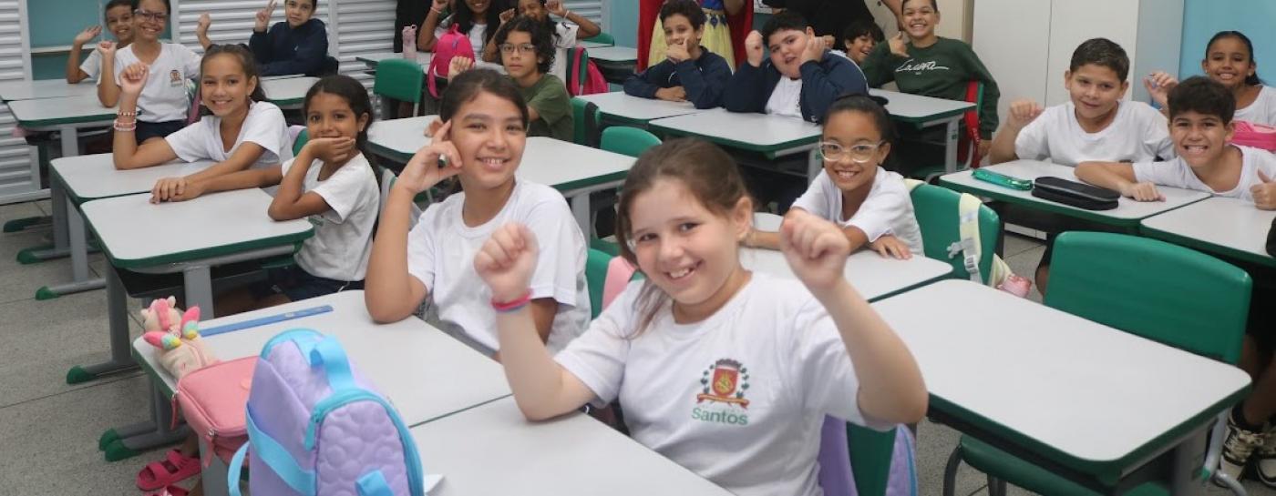 crianças na sala de aula #paratodosverem