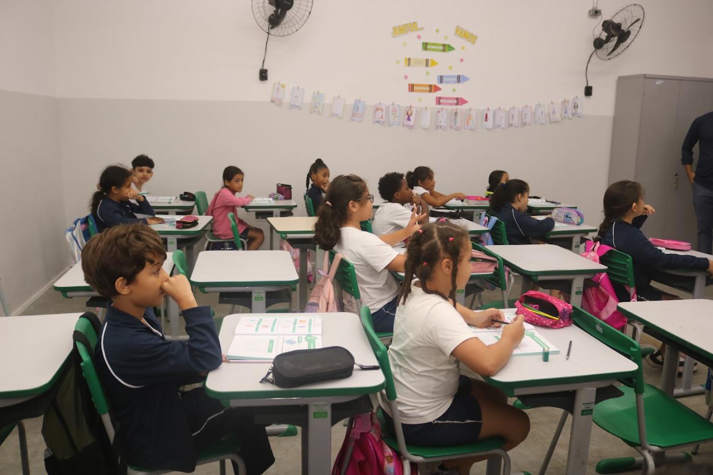 crianças na sala de aula #paratodosverem
