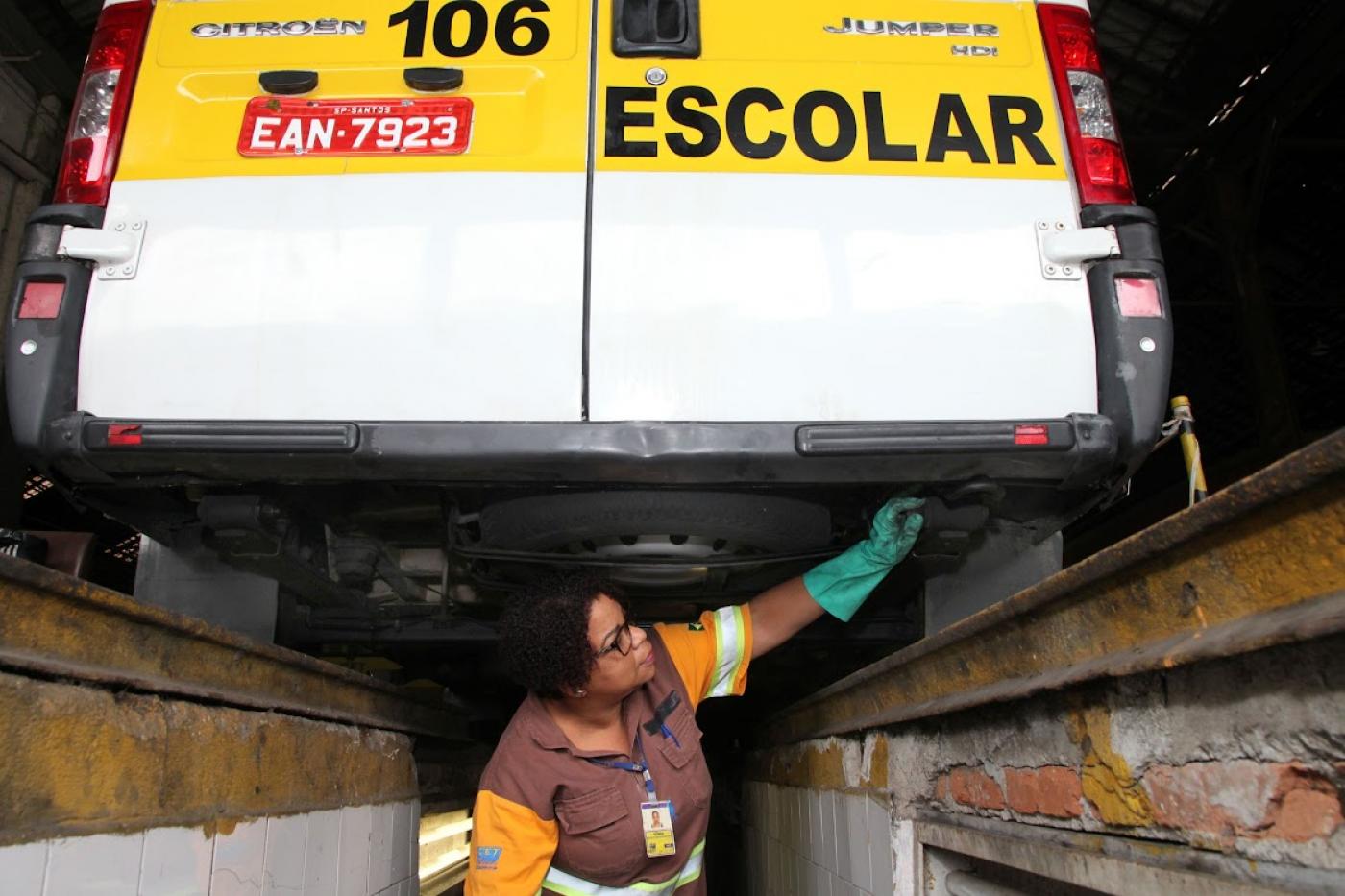 agente da CET analisa veículo escolar #paratodosverem 