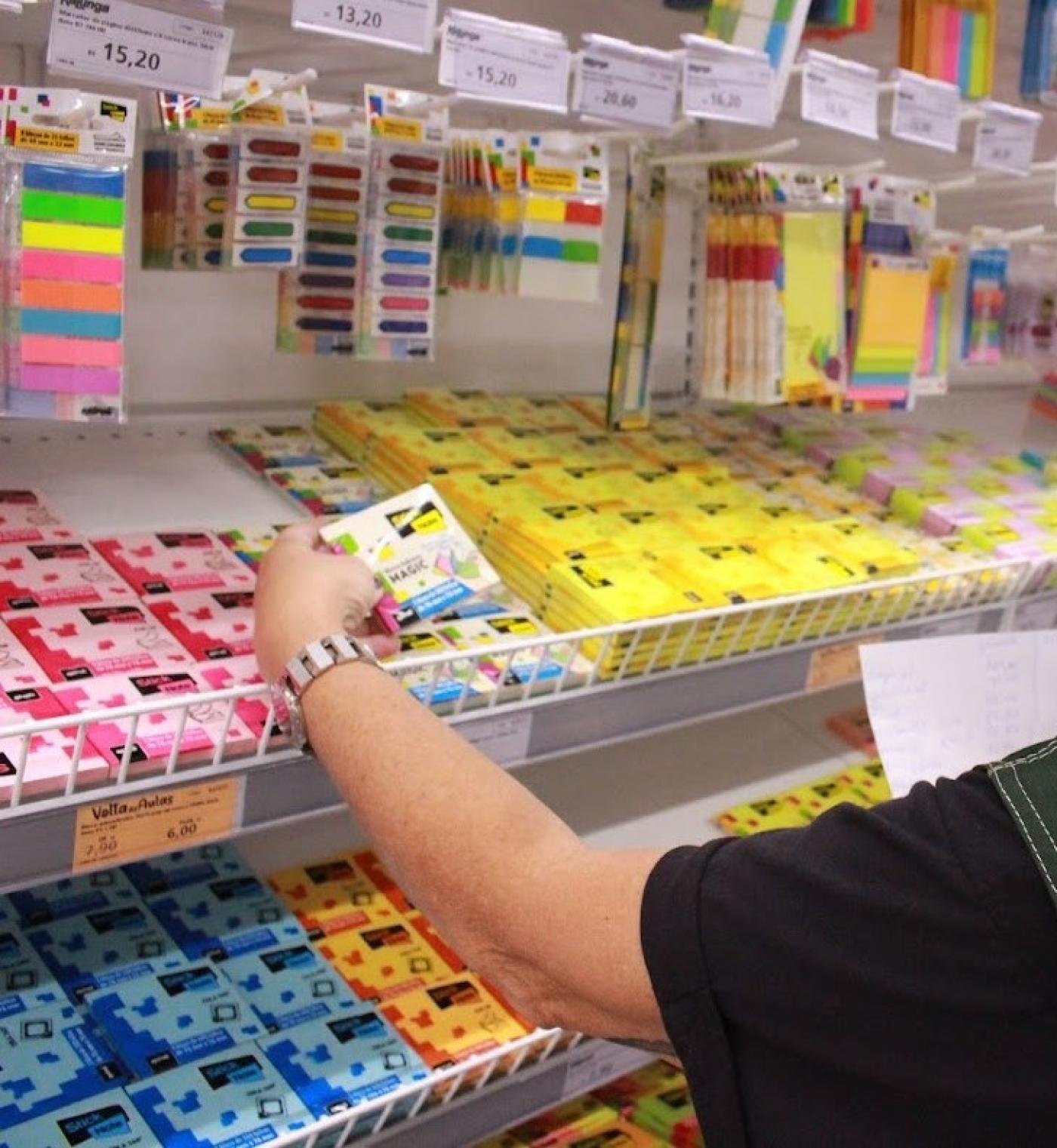 pessoa mexendo em material escolar #paratodosverem 